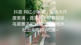 干妈穿着丝袜我扣妈妈的逼